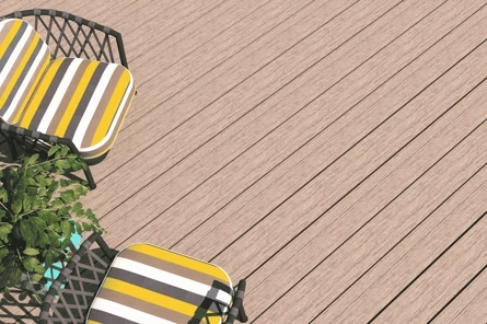 Een schoon en goed onderhouden composiet terras met stijlvolle tuinmeubelen.